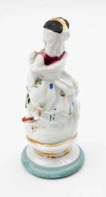 Скульптура «Пастушка с овечкой»